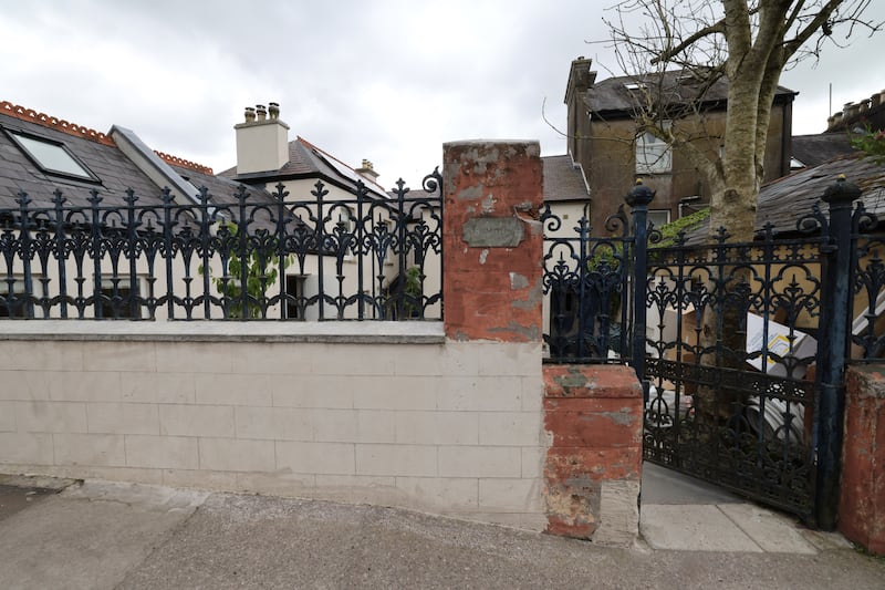 Entrance gate