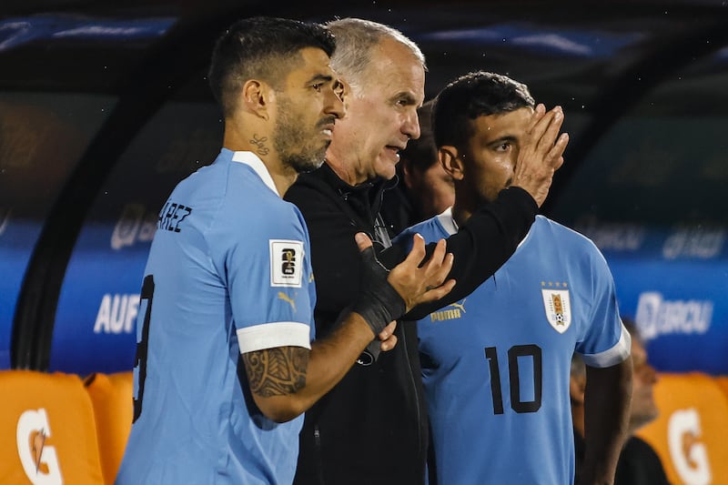 MONTEVIDEO, URUGUAY - NOVEMBER 21: Luis Suarez (L) and Giorgian de Arrascaeta (R) of Uruguay talk with Marcelo Bielsa coach of Uruguay during the FIFA World Cup 2026 Qualifier match between Uruguay and Bolivia at Centenario Stadium on November 21, 2023 in Montevideo, Uruguay. (Photo by Ernesto Ryan/Getty Images)