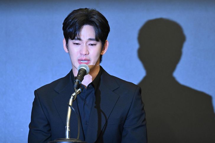 Actor Kim Soo-hyun speaks at a press conference addressing controversy surrounding his private life at Stanford Hotel in Mapo District, Seoul, March 31, 2025. Korea Times file