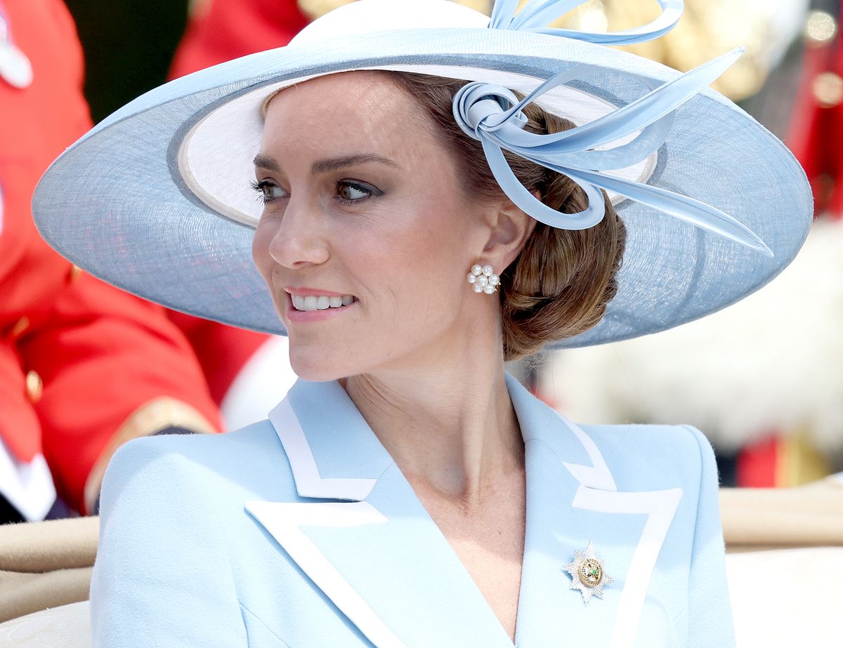 A historic Irish Guards brooch brought military symbolism and royal tradition to the Princess's ensemble.