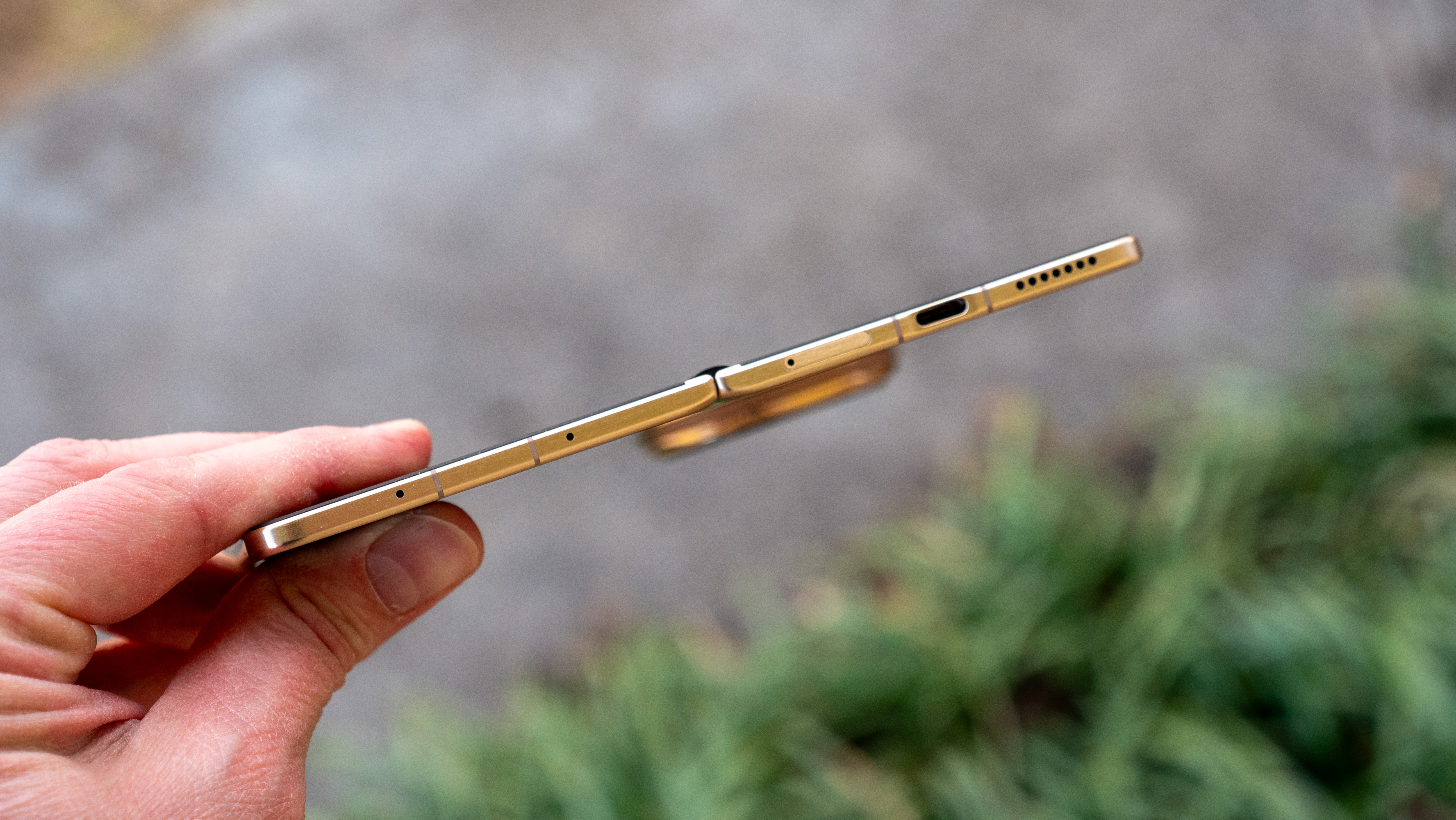 Holding the gold Honor Magic V6