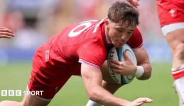 Dan Edwards scores a try