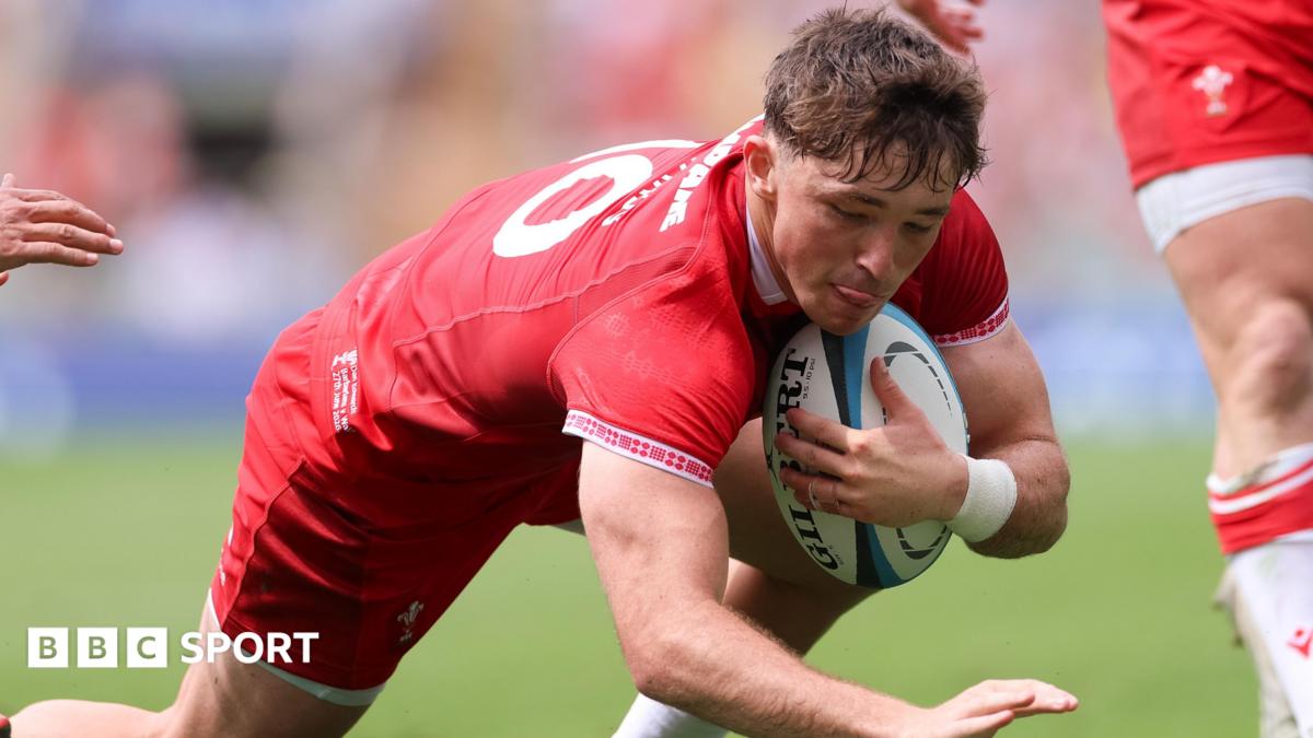 Dan Edwards scores a try