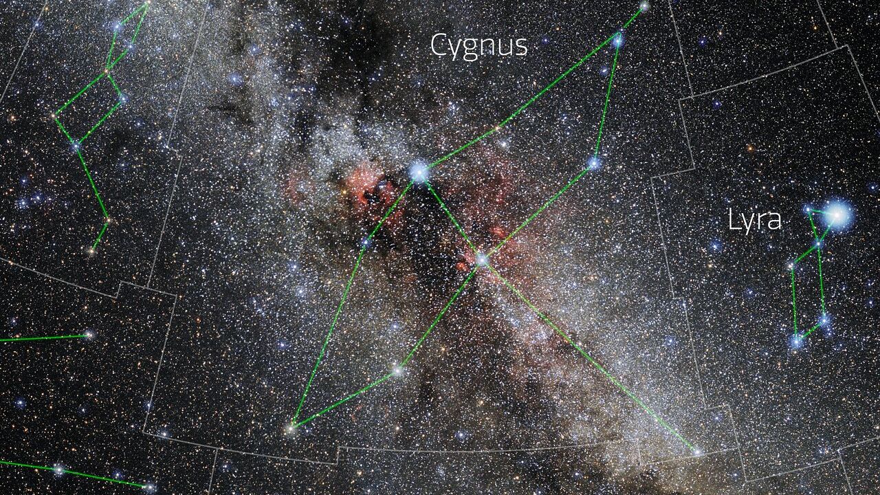 night sky map showing the location of cygnus constellation in the night sky.