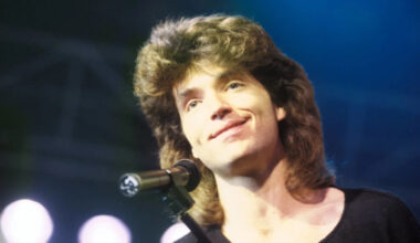 '80s Icon Brings Audience to Tears With Beloved 1989 Ballad: 'Still Has That Magical Voice'