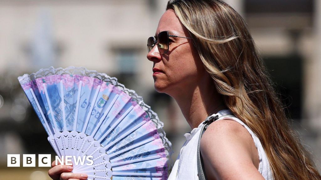 In pictures: Britain braves record breaking June temperatures - BBC