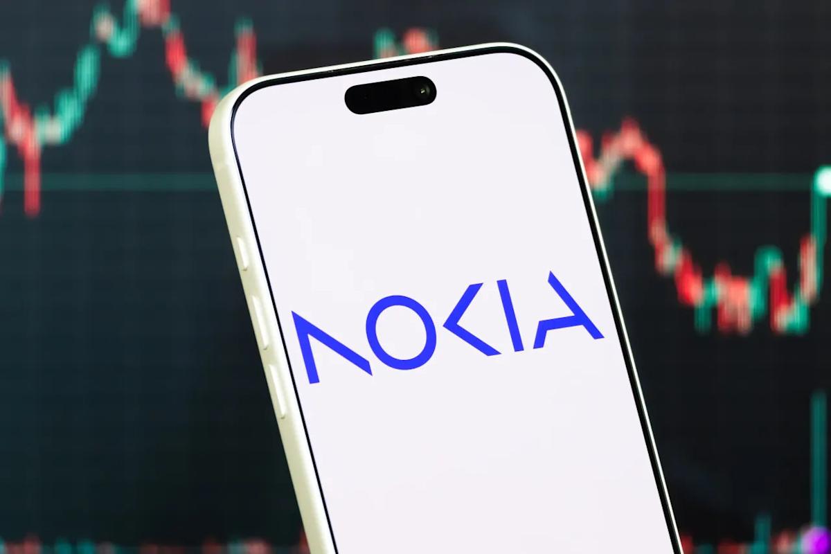 BB Or NOK: Which Fallen Phone Giant’s Stock Is The Better AI Bet Right Now?