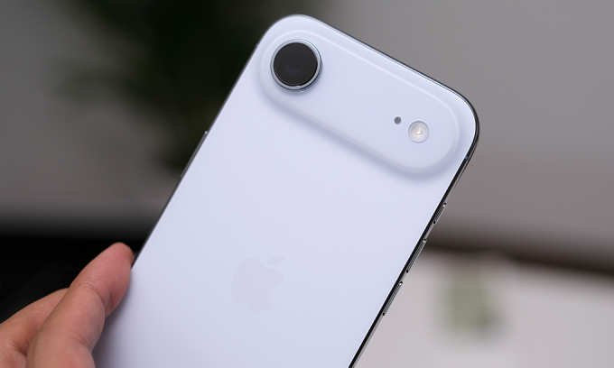 Apple's thinnest iPhone hits record low price