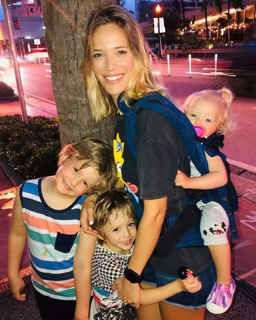 photo of Luisana Lopilato with 3 of her kids