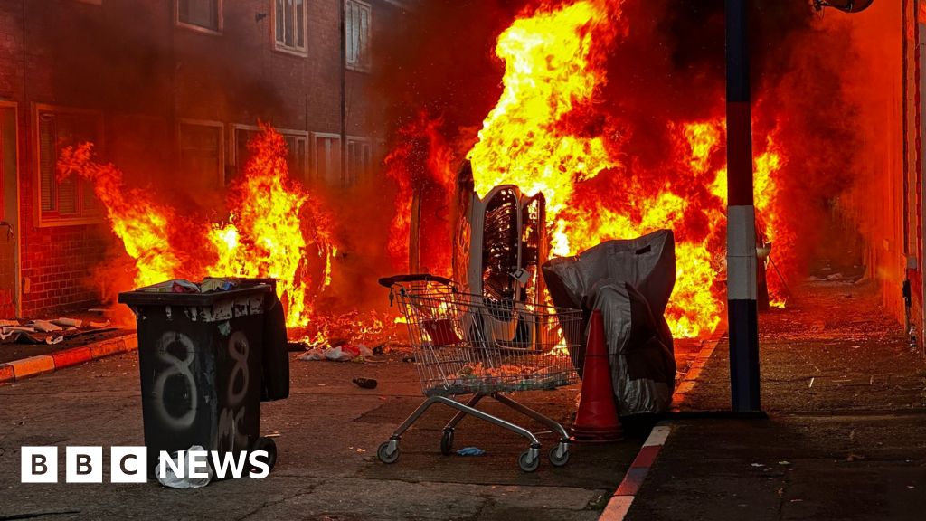 The night people in Belfast fled their homes because of racist violence - BBC