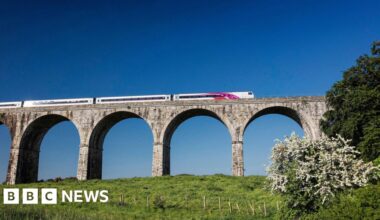 Irish government to contribute £197m to cross-border rail services - BBC