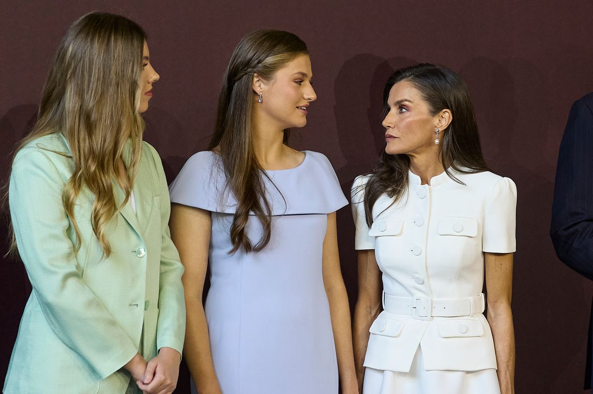 Soft waves and a partially pinned-back hairstyle reinforced the understated elegance of Leonor's look.