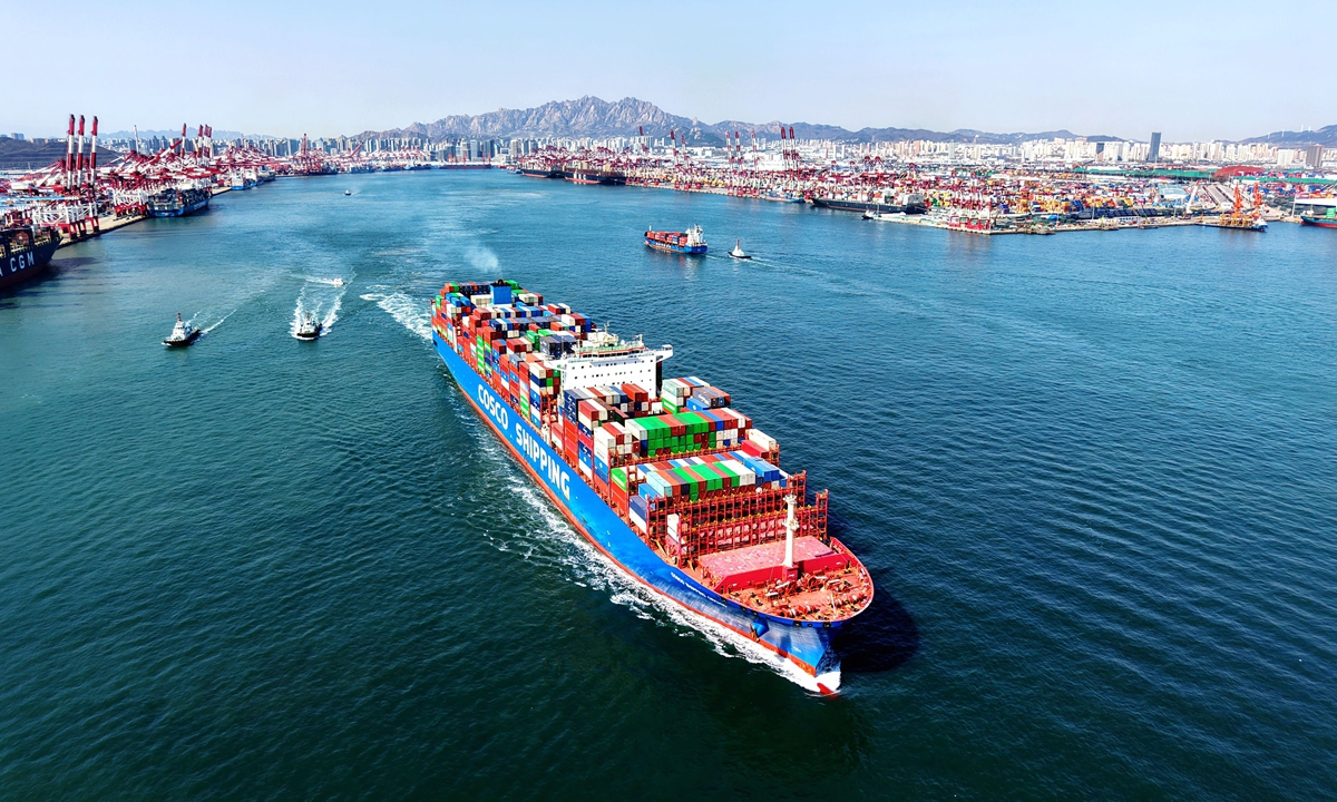 View of a container vessel near Qingdao port in East China's Shandong Province on April 7, 2026 Photo: VCG