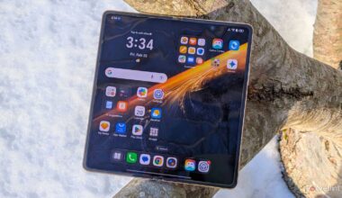 4 futuristic foldable phone features you can't find anywhere in North America