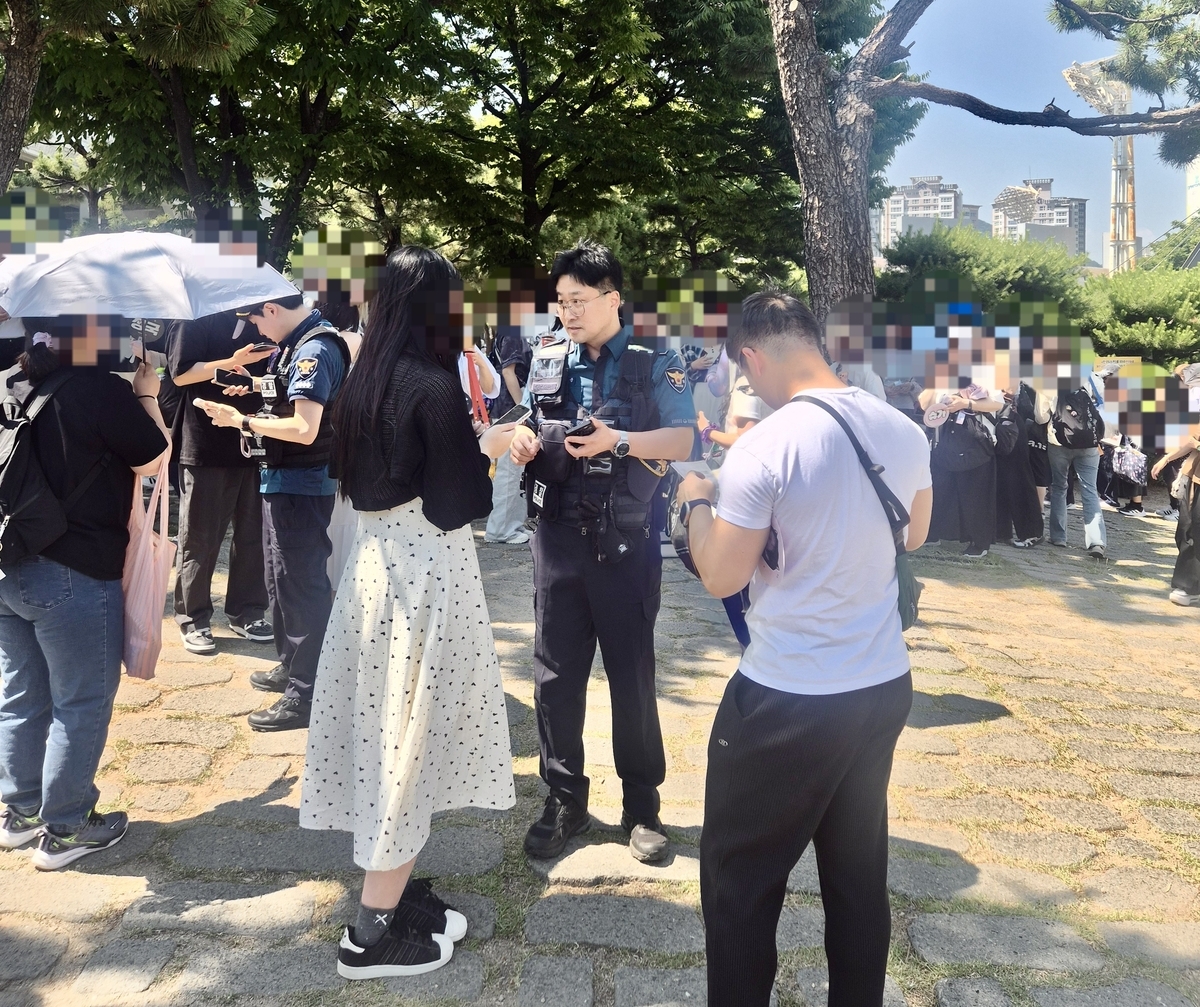 Police officers crack down on scalping outside Busan Asiad Main Stadium for BTS’ “Arirang” concerts held Friday and Saturday. (Busan Metropolitan Police Agency)