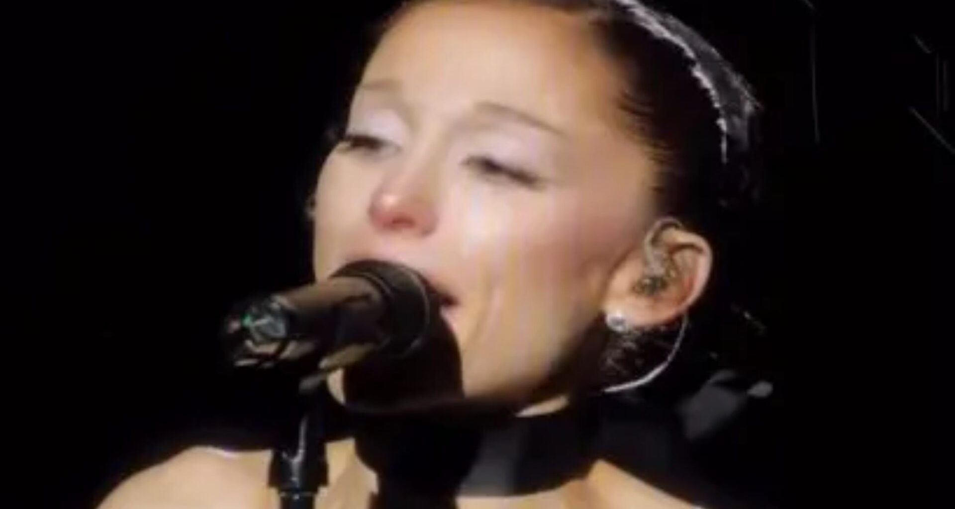 Heartbreaking moment Ariana Grande breaks down in tears and sobs onstage