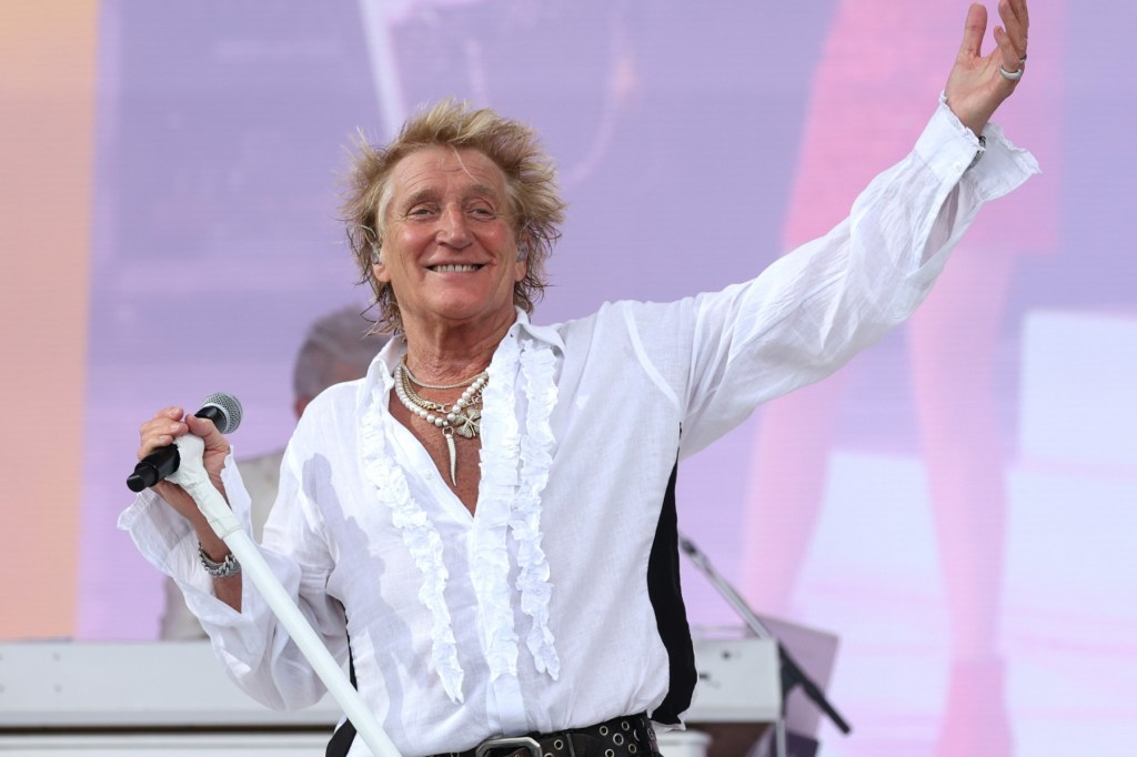 Rod Stewart Uses Oxygen Tank After Nearly Fainting Onstage