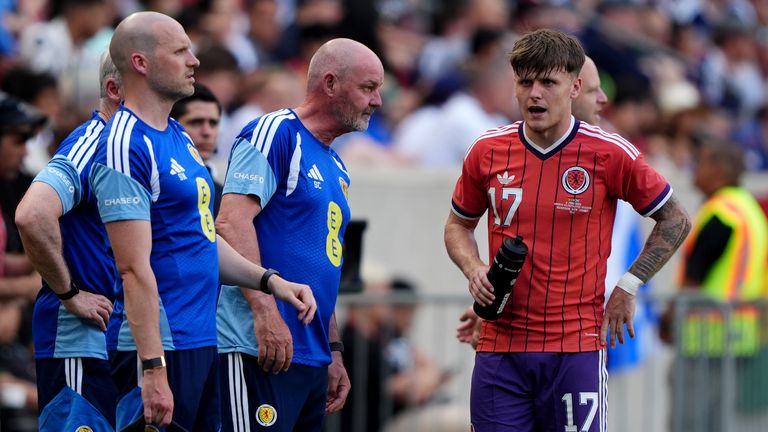 Steve Clarke speaks to Ben Gannon-Doak during Scotland's win over Bolivia