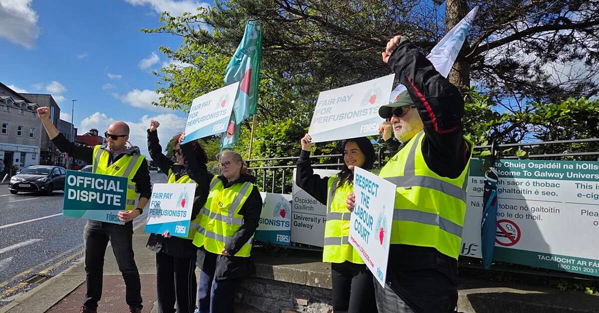 Specialised cardiac professionals picket outside UHG