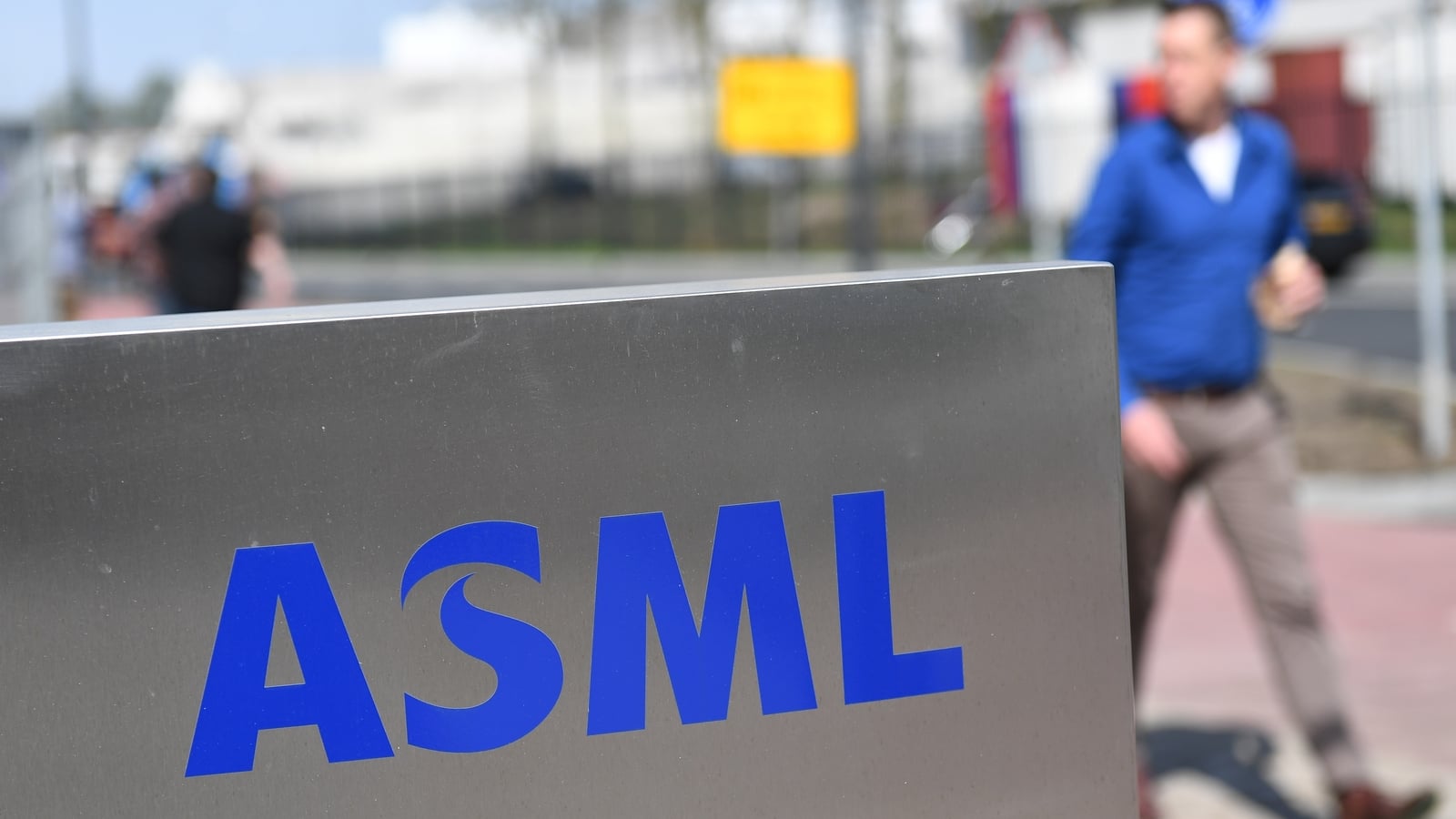 ASML ups forecast, expands capacity on AI chip demand