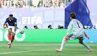 Sparkling France sweep Sweden aside to reach last 16