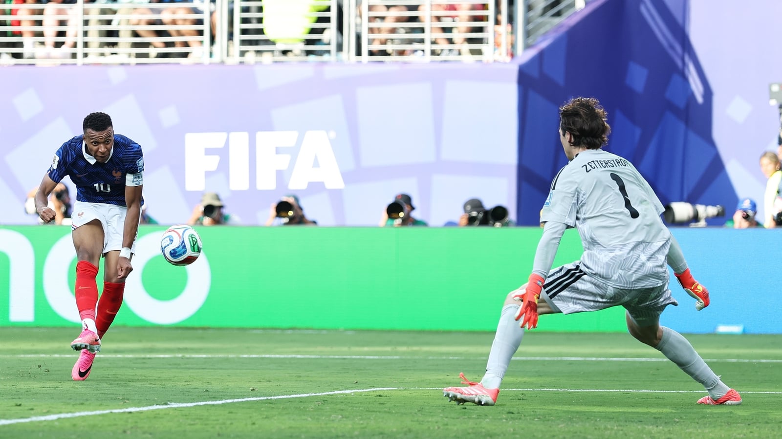 Sparkling France sweep Sweden aside to reach last 16
