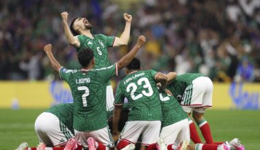 Mexico ride out the storm to ease past Ecuador