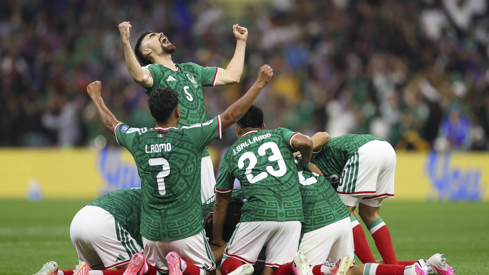 Mexico ride out the storm to ease past Ecuador