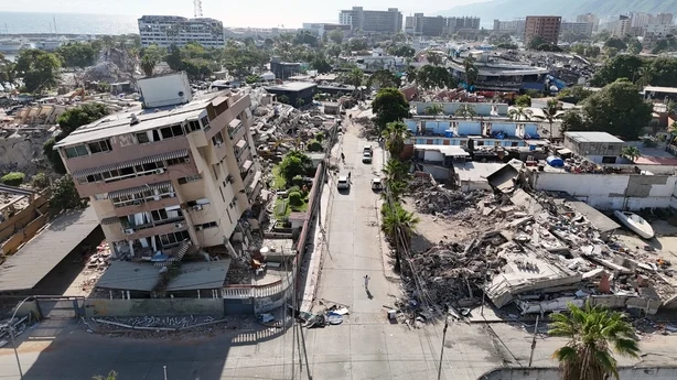 Continuan los trabajos de rescate, remoción de escombros y clasificación de casas en el sector Los Corales, estado La Guaira (Photo by Edilzon Gamez/Getty Images)CARACAS, VENEZUELA - JUNE Continuan los trabajos de rescate, remoción de escombros y clasificación de casas en el sector Los Corales, est