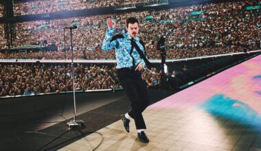 Harry Styles pays tribute to One Direction bandmates