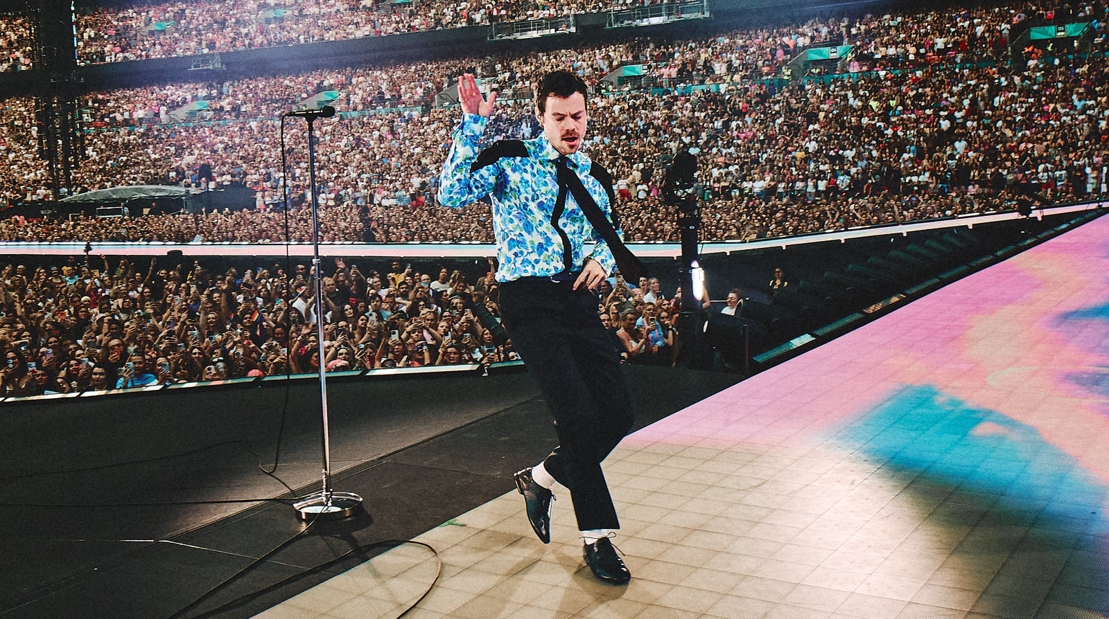 Harry Styles pays tribute to One Direction bandmates