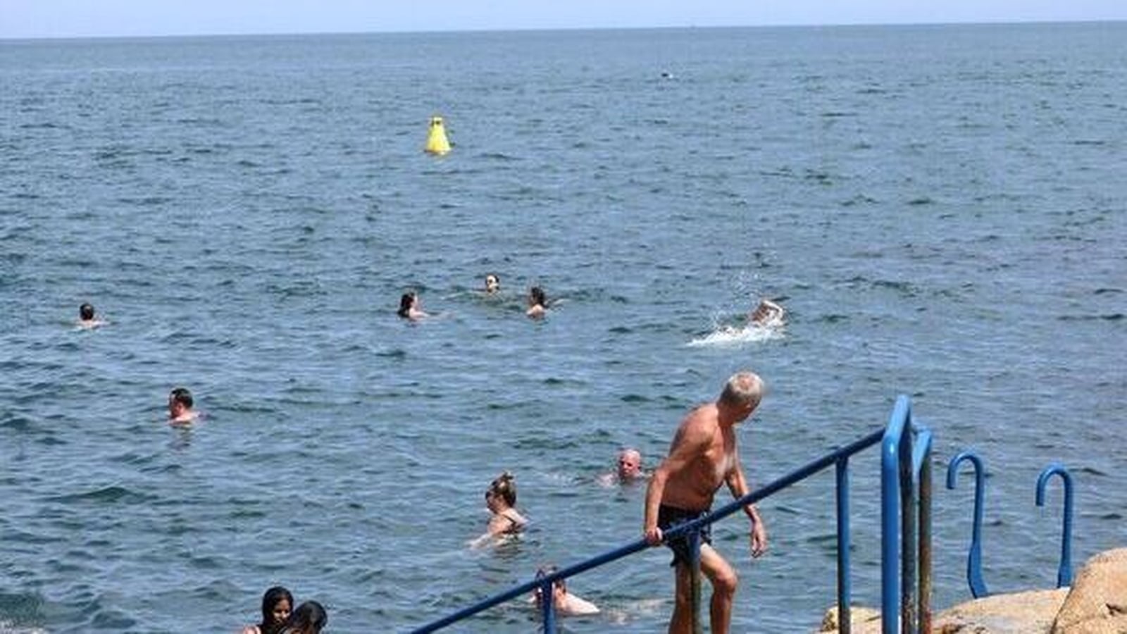 Country to 'bask in sunshine' as heatwave forecast