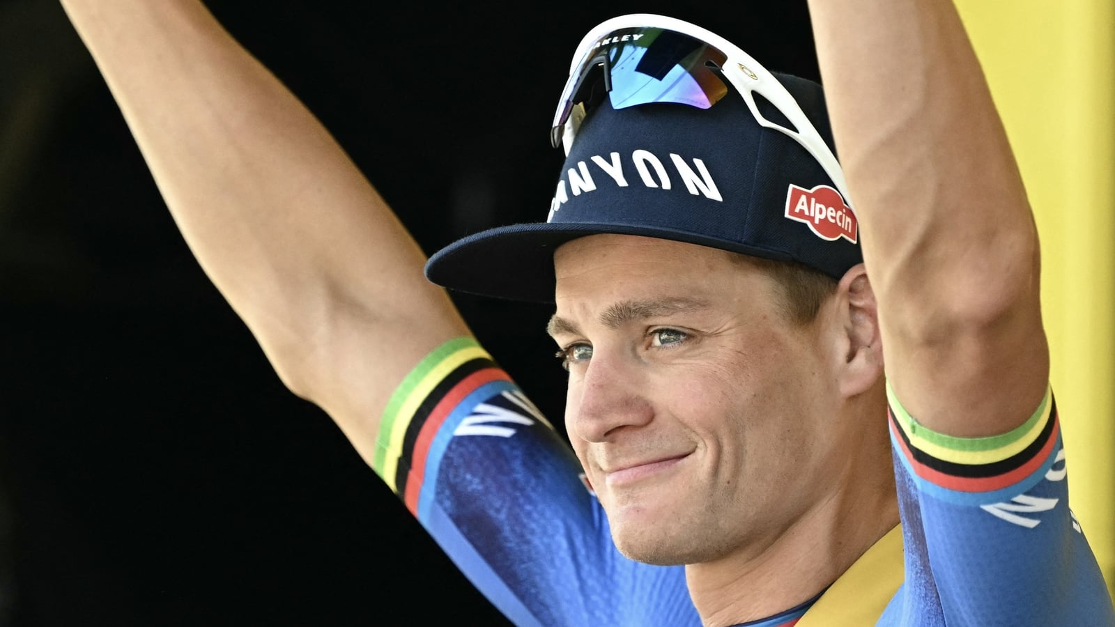 Pidcock's mechanical mishap hands Van der Poel stage win