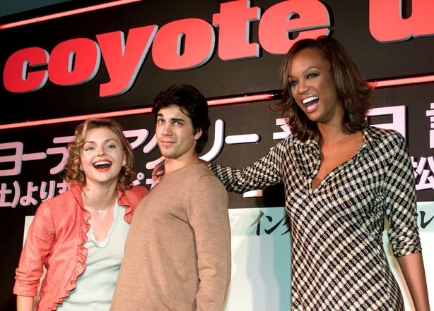 American actor Adam Garcia (C) shares a joke with supermodel Tyra Banks (R) and Polish actress Izabella Miko (L) at a photo session during a press conference in Tokyo 29 November 2000 to promote their new movie
