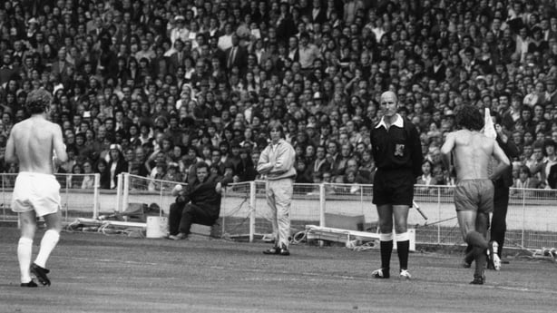 19th August 1974: Referee R Matthenson sends off Kevin Keegan from Liverpool FC (right) and Billy Bremner (1942 -1997) of Leeds United FC for trading punches during a testy Charity Shield match at Wembley Stadium. (Photo by Arthur Jones/Evening Standard/Getty Images)