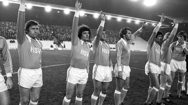 SV Hamburg players and Kevin Keegan wave to the crowd.