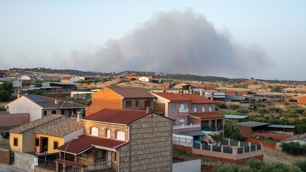 View of the column of smoke in the El Encinar del Alberche housing estate on 22 July 2026, in Villa del Prado, Madrid, Spain. A wildfire that broke out on Wednesday afternoon in the town of Almorox (Toledo), which has been classified as a level 2 incident, has led to the evacuation of the El Encinar