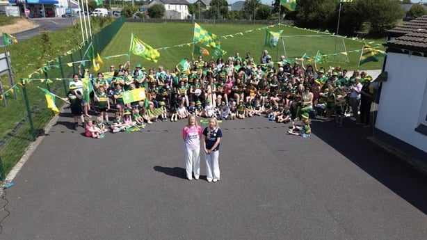 Emma and Grace Uí Ifearnáin, with Ballydonoghue Comhaltas players.