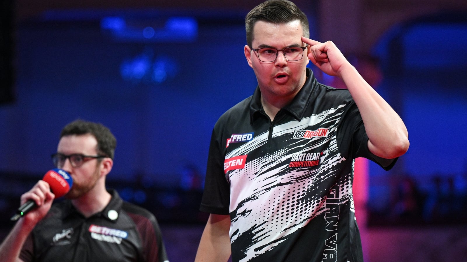 Van Veen holds off Wade to reach Matchplay semi-finals