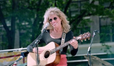Singer Carly Simon diagnosed with Parkinson's disease