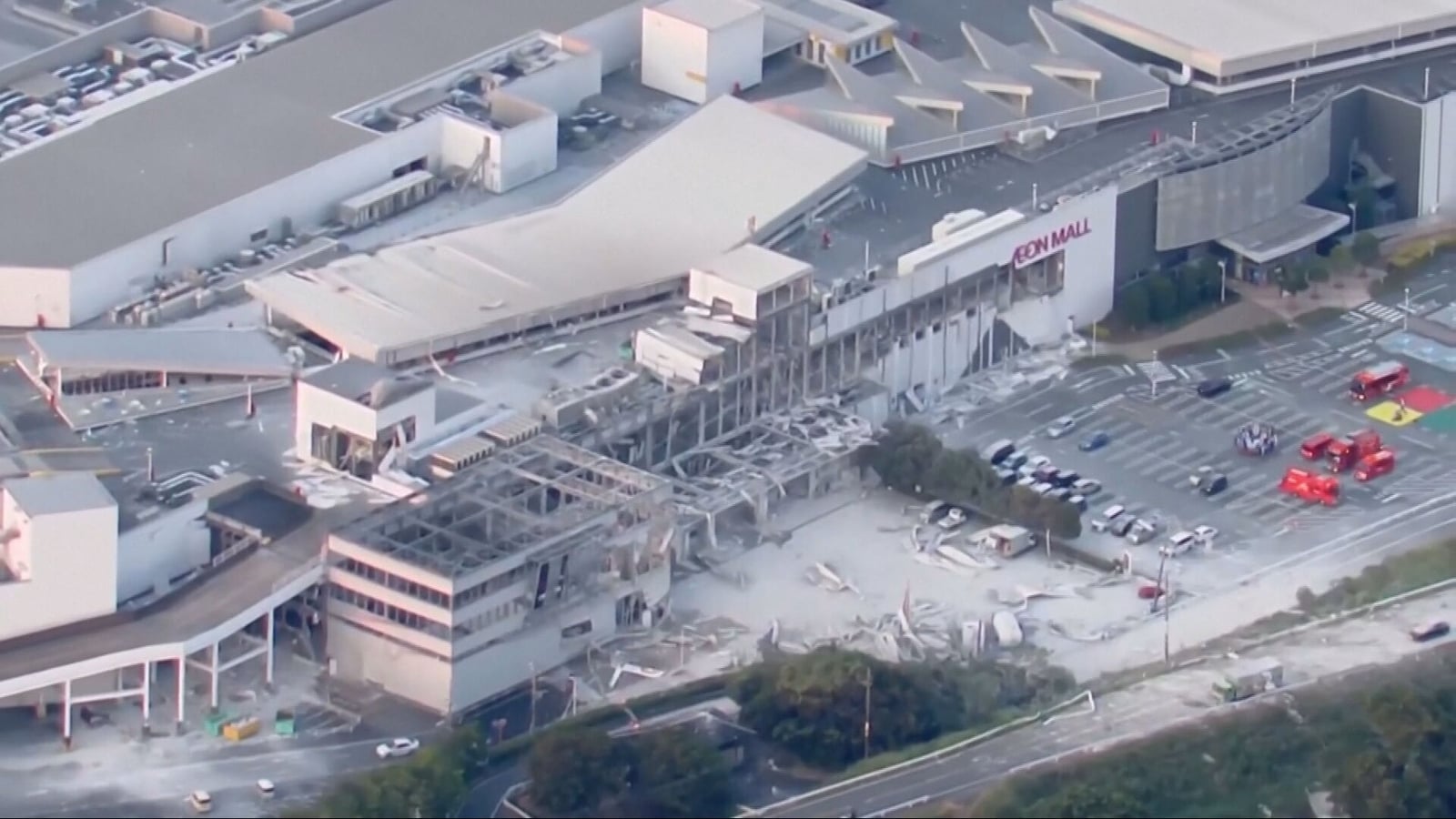 People trapped in shopping centre after Japan quake
