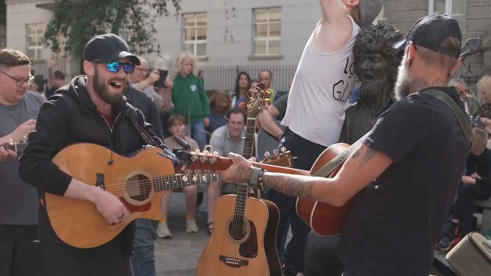 Watch: Buskers play Falling Slowly in memory of Hansard