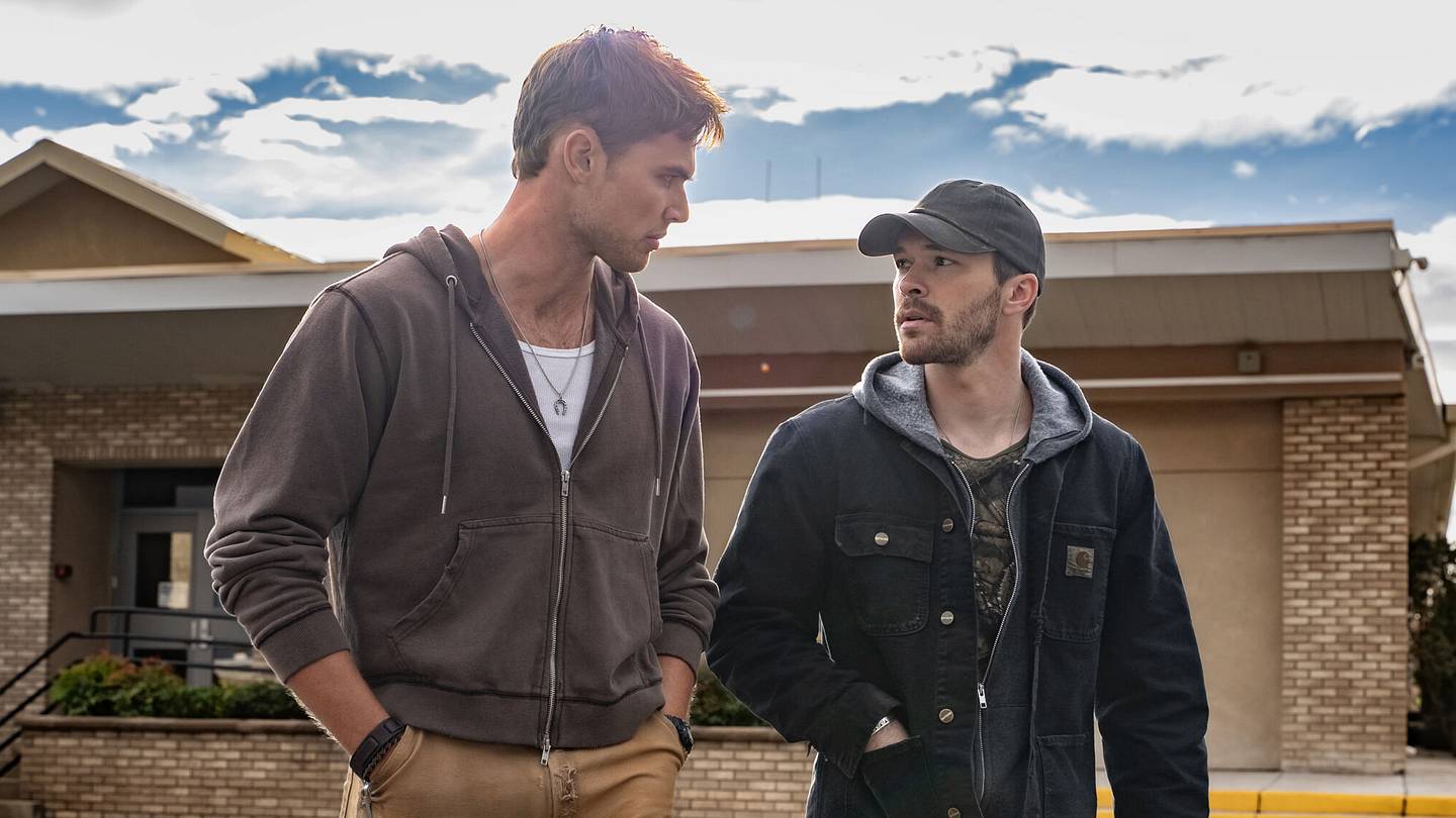 Josh Duhamel as Staten and Minka Kelly as Quinn in Episode 203 of Ransom Canyon Season 2