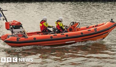 Two men die after trying to save children at Seaton Carew beach - BBC