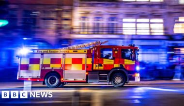 Walthamstow: Residents evacuated after east London fire - BBC
