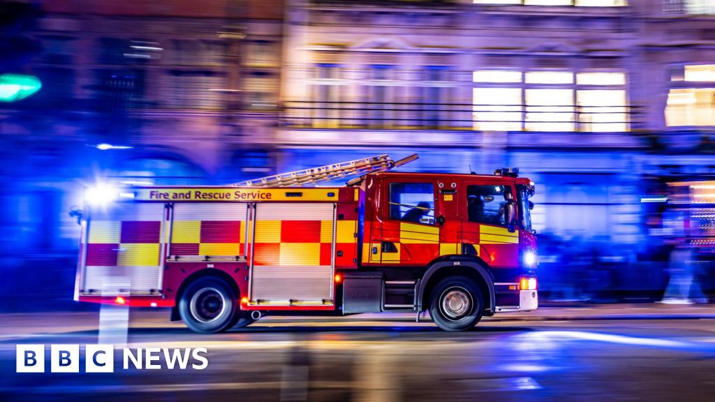 Walthamstow: Residents evacuated after east London fire - BBC