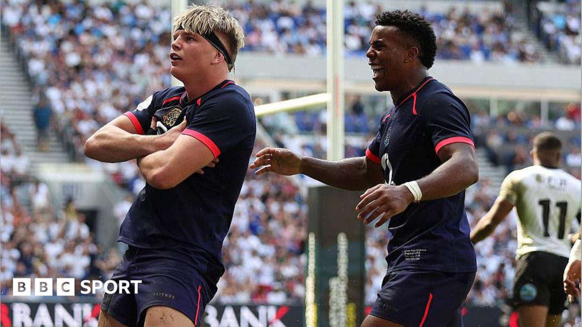 Henry Pollock and Immanuel Feyi-Waboso celebrate agaisnt Fiji