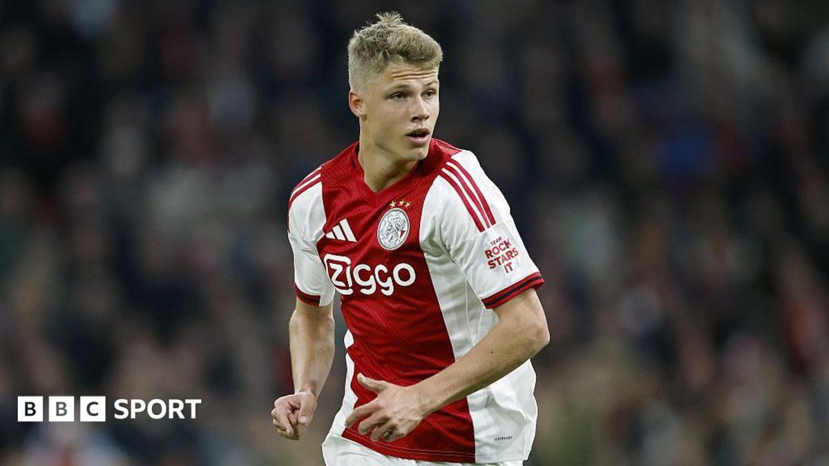Sean Steur playing for Ajax