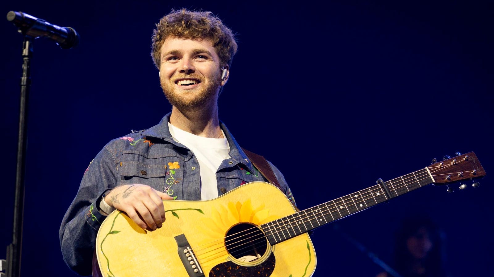 Alex Warren Ties One Of The Biggest Pop Hits Of All Time