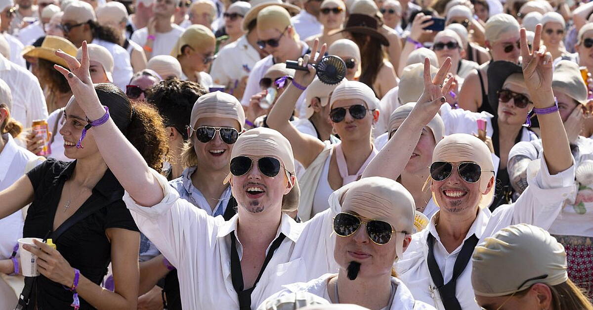 Count begins as Pitbull aims for record gathering of people wearing bald caps